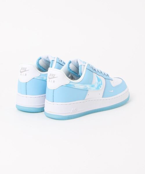 NIKE(ナイキ)の「NIKE WMNS AIR FORCE 1 07 LV8 DX2937-100(スニーカー・レディース・ライトブルー・24㎝/25㎝/23.5㎝/24.5㎝/23㎝)」の4枚目の写真