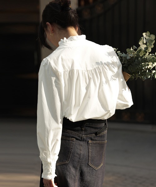 Doux Belle(ドゥーベル)の「フリルカラーギャザーブラウス(シャツ/ブラウス・レディース・ホワイト・SMALL/MEDIUM/LARGE/X-LARGE)」の3枚目の写真