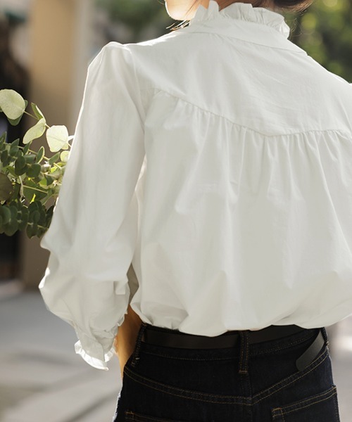 Doux Belle(ドゥーベル)の「フリルカラーギャザーブラウス(シャツ/ブラウス・レディース・ホワイト・SMALL/MEDIUM/LARGE/X-LARGE)」の5枚目の写真