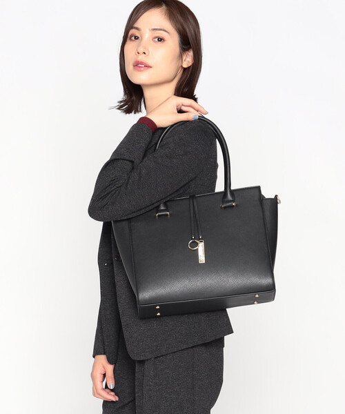 MONO　COMME CA（モノコムサ）の「ロゴプレート　2wayトートバッグ（トートバッグ・レディース・ブラック/グレイッシュベージュ/ライトグレー・FREE）」の2枚目の写真