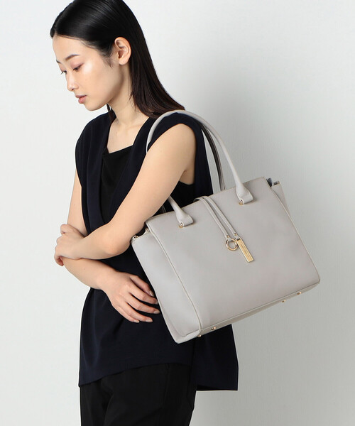 MONO　COMME CA（モノコムサ）の「ロゴプレート　2wayトートバッグ（トートバッグ・レディース・ブラック/グレイッシュベージュ/ライトグレー・FREE）」の4枚目の写真