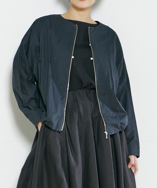 INED CLARO(イネドクラロ)の「オーガニックコットンローン ノーカラーブルゾン(ブルゾン・レディース・ブラック/オフホワイト・フリー)」の2枚目の写真