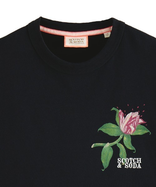 SCOTCH&SODA(スコッチアンドソーダ)の「フローラル オーガニックTシャツ【169880】(Tシャツ/カットソー・メンズ・ブラック・MEDIUM/SMALL)」の4枚目の写真