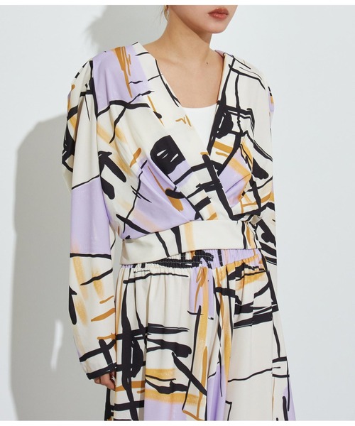 Settimissimo(セッティミッシモ)の「アブストラクト柄カシュクールデザイントップス【セットアップ可能】(Tシャツ/カットソー・レディース・ラベンダー/グレー・FREE)」の1枚目の写真