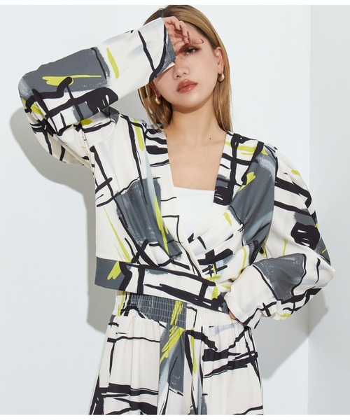 Settimissimo(セッティミッシモ)の「アブストラクト柄カシュクールデザイントップス【セットアップ可能】(Tシャツ/カットソー・レディース・ラベンダー/グレー・FREE)」の4枚目の写真