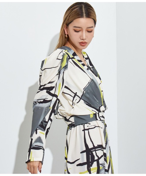 Settimissimo(セッティミッシモ)の「アブストラクト柄カシュクールデザイントップス【セットアップ可能】(Tシャツ/カットソー・レディース・ラベンダー/グレー・FREE)」の8枚目の写真