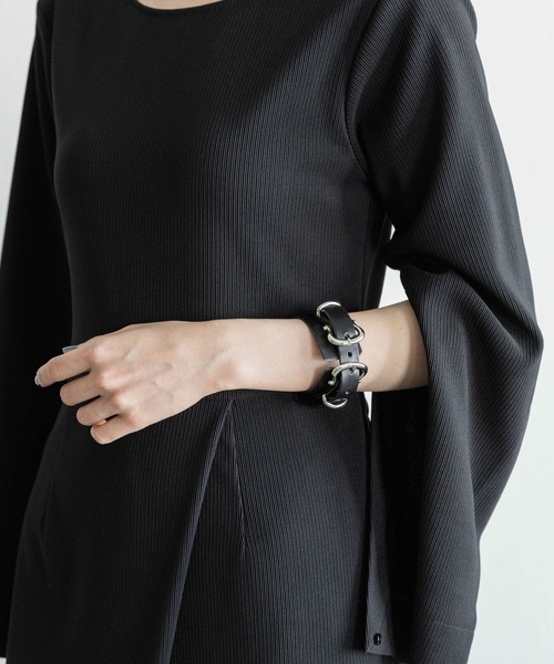 HARE（ハレ）の「ダブルバックルベルトブレス(HARE)（バングル/リストバンド・レディース・ブラック/クリア・FREE）」の3枚目の写真