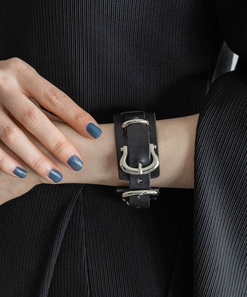 HARE（ハレ）の「ダブルバックルベルトブレス(HARE)（バングル/リストバンド・レディース・ブラック/クリア・FREE）」の4枚目の写真