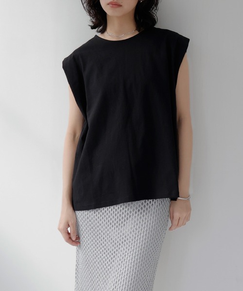 hellam（へラム）の「ショルダータックTシャツ（Tシャツ