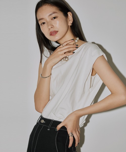 hellam（へラム）の「ショルダータックTシャツ（Tシャツ/カットソー・レディース・ブラック/杢グレー/オフホワイト/チャコール・FREE）」の6枚目の写真