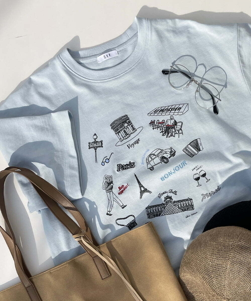 a.v.v(アーヴェヴェ)の「【イラストレーターコラボ】トラベルイラストTシャツ(TRAVELシリーズ)(Tシャツ/カットソー・メンズ・ホワイト/ライトブルー/ブラック・46/48)」の3枚目の写真
