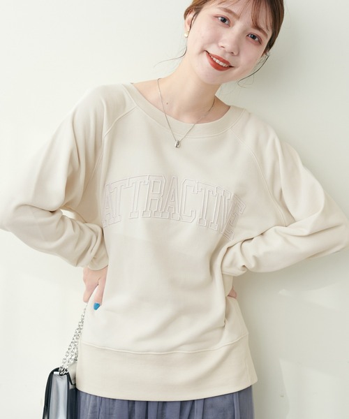 natural couture(ナチュラルクチュール)の「カレッジロゴ刺繍裏毛プルオーバー(Tシャツ/カットソー・レディース・ライトベージュ/チャコールグレー/ブルー/グリーン・FREE)」の3枚目の写真