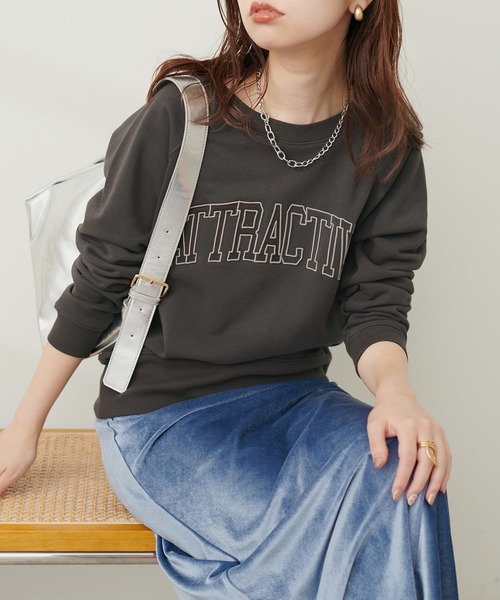 natural couture(ナチュラルクチュール)の「カレッジロゴ刺繍裏毛プルオーバー(Tシャツ/カットソー・レディース・ライトベージュ/チャコールグレー/ブルー/グリーン・FREE)」の2枚目の写真