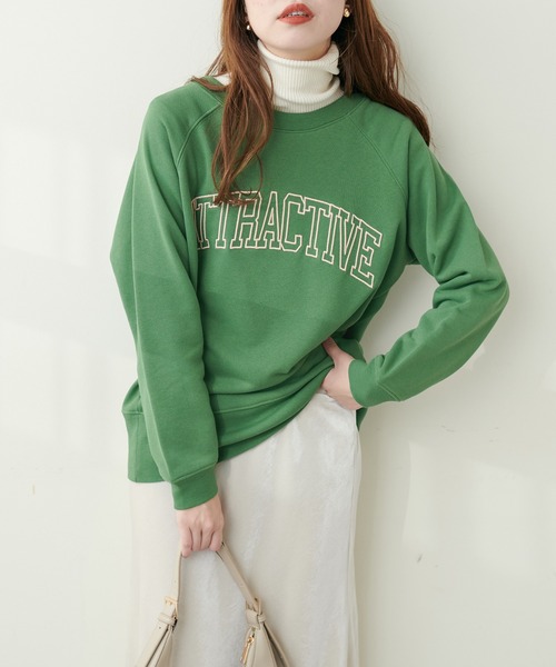 natural couture(ナチュラルクチュール)の「カレッジロゴ刺繍裏毛プルオーバー(Tシャツ/カットソー・レディース・ライトベージュ/チャコールグレー/ブルー/グリーン・FREE)」の1枚目の写真