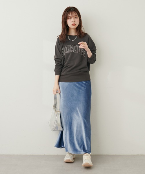 natural couture(ナチュラルクチュール)の「カレッジロゴ刺繍裏毛プルオーバー(Tシャツ/カットソー・レディース・ライトベージュ/チャコールグレー/ブルー/グリーン・FREE)」の8枚目の写真