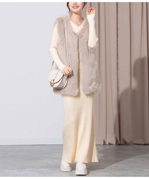 CHILLE(チル)の「Vネックリブニットタイトロングワンピース(ワンピース・レディース・アイボリー/ブルー/ブラック・FREE)」の2枚目の写真