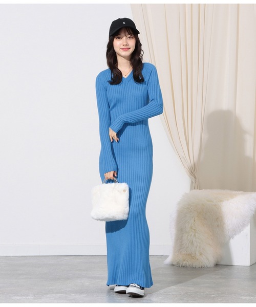 CHILLE(チル)の「Vネックリブニットタイトロングワンピース(ワンピース・レディース・アイボリー/ブルー/ブラック・FREE)」の8枚目の写真