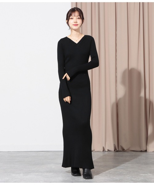 CHILLE(チル)の「Vネックリブニットタイトロングワンピース(ワンピース・レディース・アイボリー/ブルー/ブラック・FREE)」の15枚目の写真