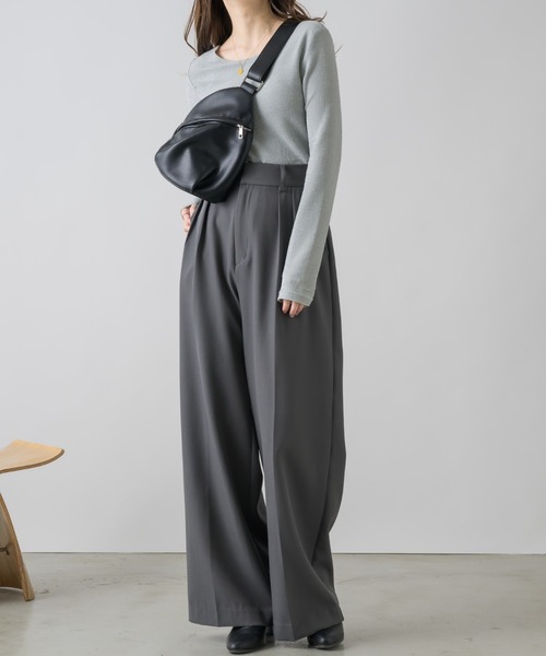 NEUNA（ヌナ）の「【ジップ付きだから旅行にも使える！】ソフトレザーボディバッグ（ボディバッグ/ウエストポーチ・レディース・アイボリー/ブラック・FREE）」の15枚目の写真