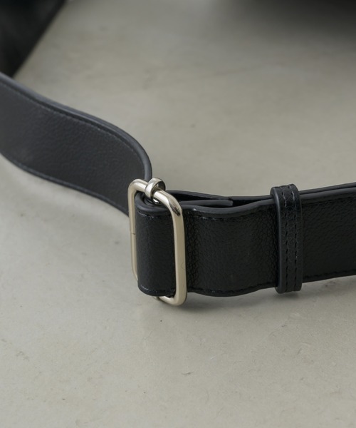 ジップ付きだから旅行にも使える！】ソフトレザーボディバッグ（ボディ