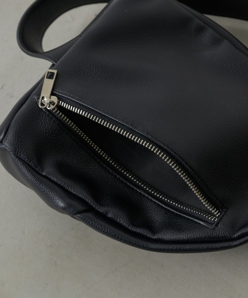 NEUNA（ヌナ）の「【ジップ付きだから旅行にも使える！】ソフトレザー