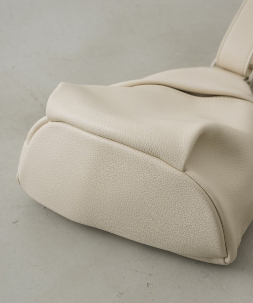 NEUNA（ヌナ）の「【ジップ付きだから旅行にも使える！】ソフトレザーボディバッグ（ボディバッグ/ウエストポーチ・レディース・アイボリー/ブラック・FREE）」の8枚目の写真