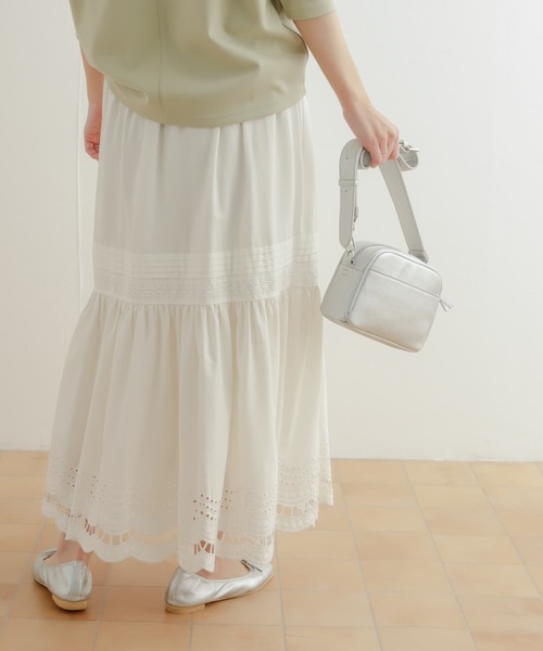 URBAN RESEARCH DOORS(アーバンリサーチドアーズ)の「コットンレーヨンスカラップティアードスカート(スカート・レディース・ブラック/オフホワイト・MEDIUM)」の11枚目の写真