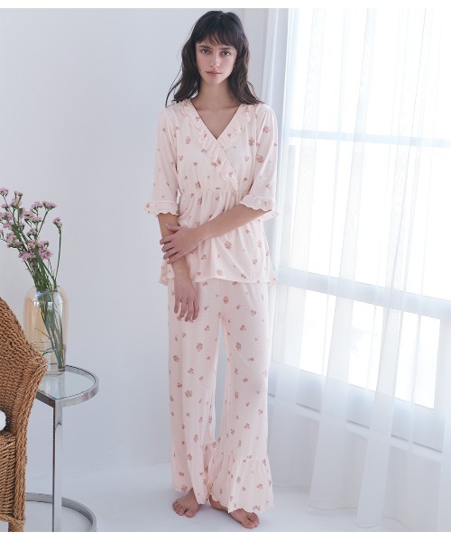PEACH JOHN（ピーチジョン）の「【汗ばむ季節も着心地の良い、薄手でなめらかなレーヨン混素材】カシュクールカットソーパジャマ（ルームウェア/パジャマ・レディース・ネイビー/ライトベージュ・S/M/M/L）」の4枚目の写真