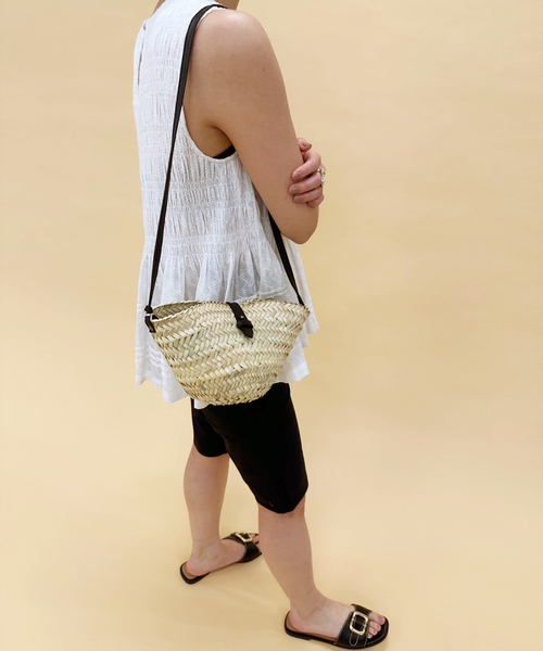 KECH LeS ESSENTIELS（ケッシュルエッセンシャル）の「【KECH LeS ESSENTIELS】RAFFIA LEATHER FLAP MINI（ショルダーバッグ・レディース・ベージュ・FREE）」の3枚目の写真