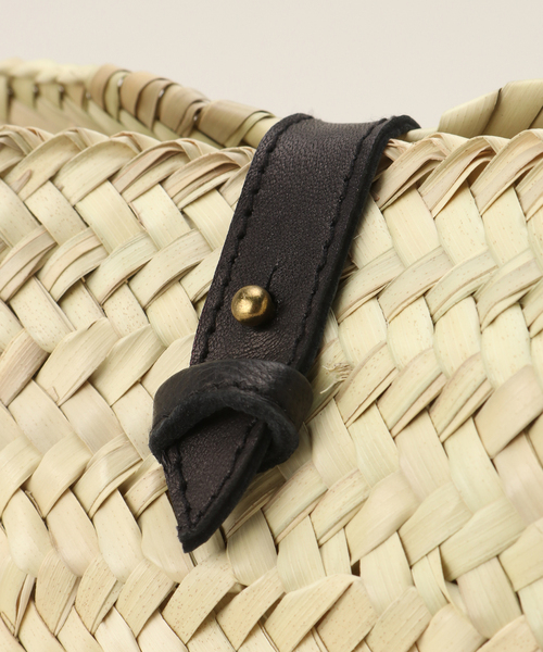 KECH LeS ESSENTIELS（ケッシュルエッセンシャル）の「【KECH LeS ESSENTIELS】RAFFIA LEATHER FLAP MINI（ショルダーバッグ・レディース・ベージュ・FREE）」の9枚目の写真