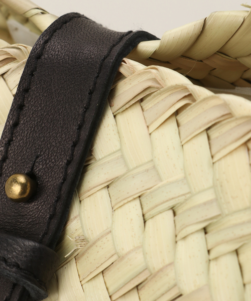 KECH LeS ESSENTIELS（ケッシュルエッセンシャル）の「【KECH LeS ESSENTIELS】RAFFIA LEATHER FLAP MINI（ショルダーバッグ・レディース・ベージュ・FREE）」の11枚目の写真