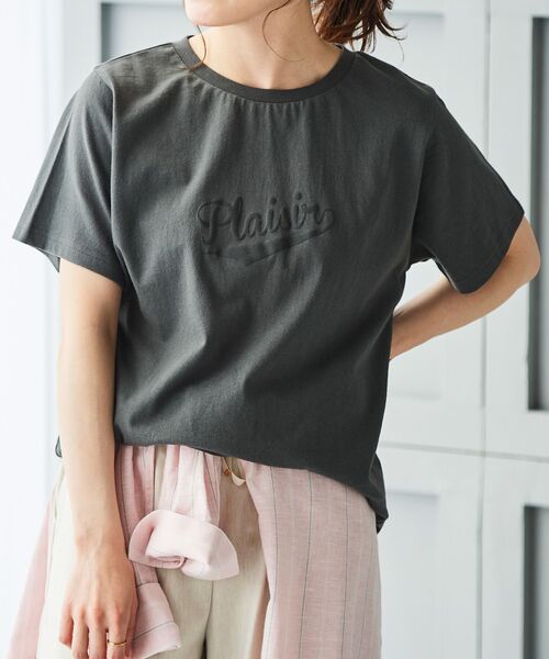 le.coeur blanc(ルクールブラン)の「《手洗い可能》Plaisir発泡プリントロゴTシャツ(Tシャツ/カットソー・レディース・ベージュ/グレー系その他4・38)」の2枚目の写真