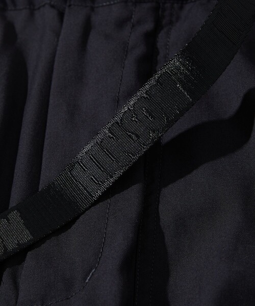 HINSON（ヒンソン）の「HINSON/ヒンソン ワイドテーパードシルエット  ウェービングベルト ベイカースラックスパンツ/クライミングパンツ/スラックス/ベイカーパンツ/ワイドシルエット（スラックス・メンズ・ブラック/チャコールグレー・MEDIUM/LARGE）」の4枚目の写真