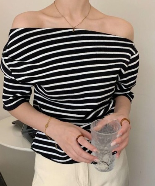Achic(アシック)の「オフショル半袖ボーダーカットソー(Tシャツ/カットソー・レディース・アイボリー/ブラック・M)」の1枚目の写真