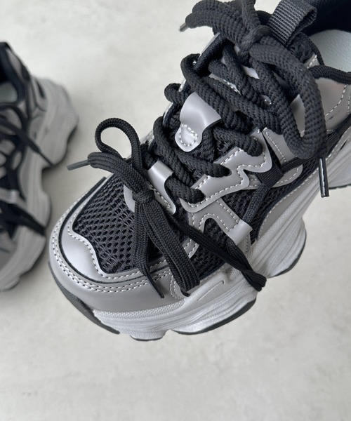 CLEA(クレア)の「ボリュームソール厚底スニーカー(スニーカー・レディース・シルバー/ブラック・23.5cm/24.5cm)」の13枚目の写真