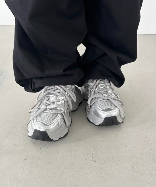 CLEA(クレア)の「ボリュームソール厚底スニーカー(スニーカー・レディース・シルバー/ブラック・23.5cm/24.5cm)」の19枚目の写真