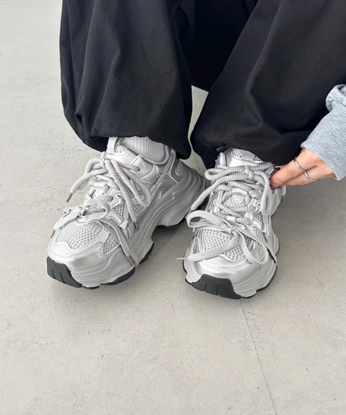 CLEA(クレア)の「ボリュームソール厚底スニーカー(スニーカー・レディース・シルバー/ブラック・23.5cm/24.5cm)」の18枚目の写真