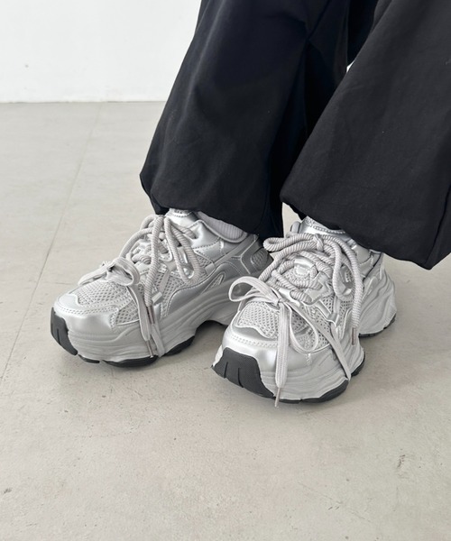 CLEA(クレア)の「ボリュームソール厚底スニーカー(スニーカー・レディース・シルバー/ブラック・23.5cm/24.5cm)」の21枚目の写真