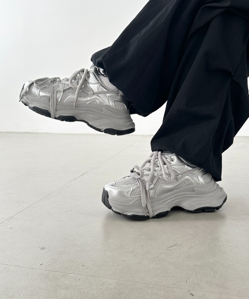 CLEA(クレア)の「ボリュームソール厚底スニーカー(スニーカー・レディース・シルバー/ブラック・23.5cm/24.5cm)」の22枚目の写真