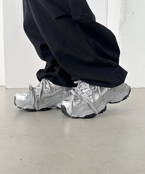 CLEA(クレア)の「ボリュームソール厚底スニーカー(スニーカー・レディース・シルバー/ブラック・23.5cm/24.5cm)」の20枚目の写真