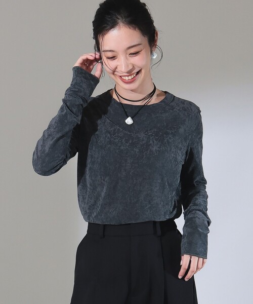 Demi-Luxe BEAMS(デミルクス ビームス)の「トリアセテート ベロア ロングスリーブ Tシャツ(Tシャツ/カットソー・レディース・ホワイト系その他5/チャコールグレー・ONE SIZE)」の1枚目の写真