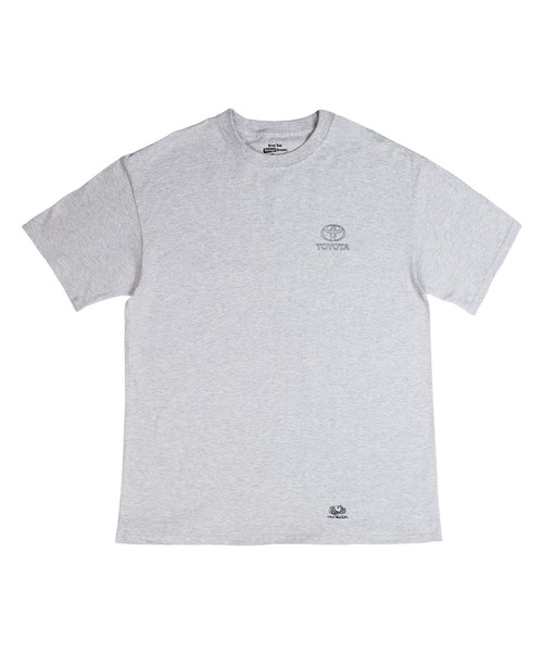 YEN TOWN MARKET（イェンタウンマーケット）の「【TOYOTA】トヨタ × フルーツ オブ ルーム Tシャツ（Tシャツ/カットソー・メンズ・ブラック/グレー/ホワイト・L/M）」の3枚目の写真