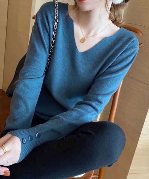 SHEPP(シープ)の「袖ボタンデザインVネックニットトップス(ニット/セーター・レディース・ブルー/レッド/ピンク/ホワイト/ブラック/パープル/ベージュ・F)」の4枚目の写真