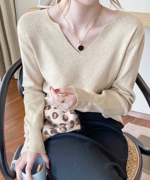 SHEPP(シープ)の「袖ボタンデザインVネックニットトップス(ニット/セーター・レディース・ブルー/レッド/ピンク/ホワイト/ブラック/パープル/ベージュ・F)」の12枚目の写真
