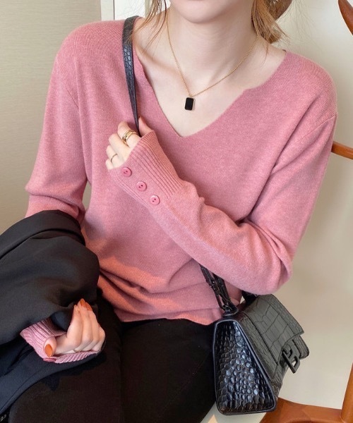 SHEPP(シープ)の「袖ボタンデザインVネックニットトップス(ニット/セーター・レディース・ブルー/レッド/ピンク/ホワイト/ブラック/パープル/ベージュ・F)」の14枚目の写真