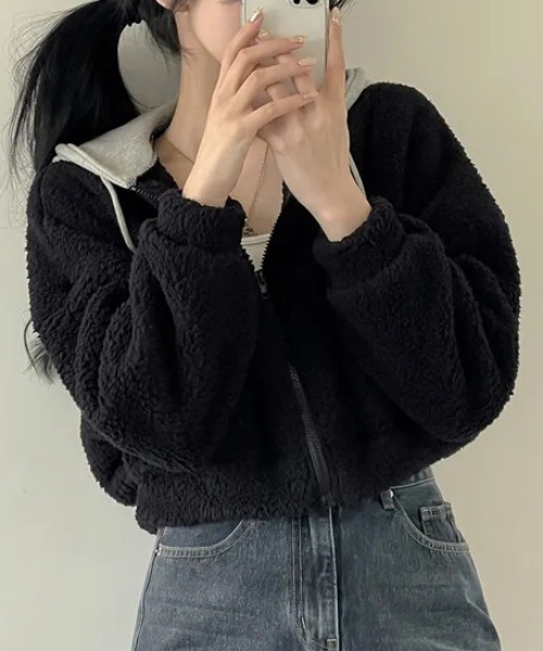Vipoa(ヴィポア)の「ボアショート丈パーカー(パーカー・レディース・ブラック/ホワイト・FREE)」の17枚目の写真