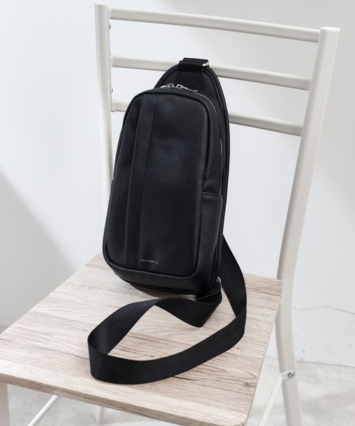 THE SHOP TK (ザ ショップ ティーケー )の「サフィアーノ切替えボディバック(ボディバッグ/ウエストポーチ・メンズ・グレー系その他5/ブラック/ネイビー系4・00)」の2枚目の写真