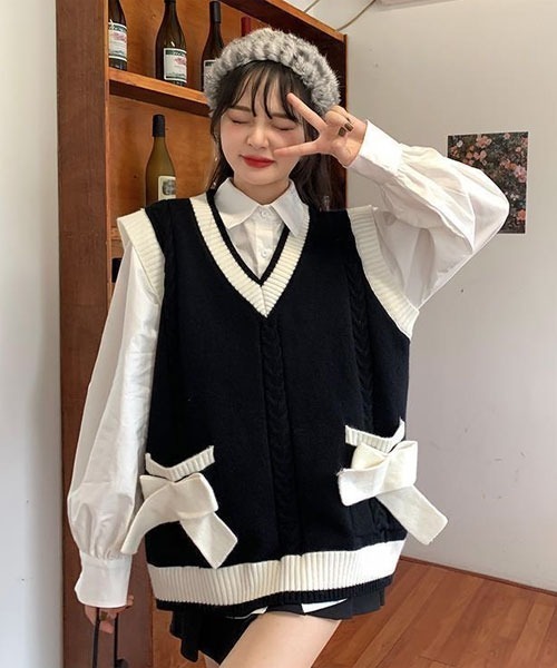 Mayree（メイリー）の「【Mayree】Vネック バイカラーデザインリボン風デザイン ニットベスト（ニット/セーター・レディース・ブラック・FREE）」の2枚目の写真