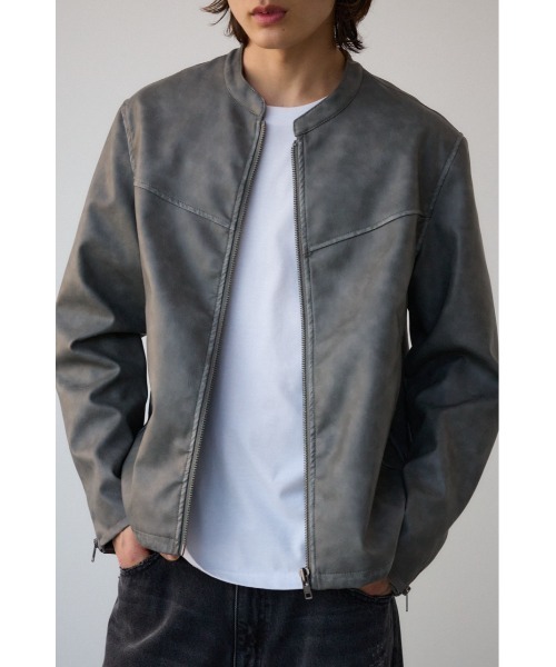 AZUL by moussy（アズールバイマウジー）の「ヴィンテージフェイクレザーライダースブルゾン（ブルゾン・メンズ・グレー/ブラック・MEDIUM/LARGE）」の2枚目の写真