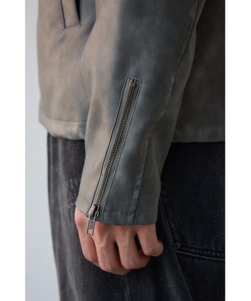 AZUL by moussy（アズールバイマウジー）の「ヴィンテージフェイクレザーライダースブルゾン（ブルゾン・メンズ・グレー/ブラック・MEDIUM/LARGE）」の22枚目の写真